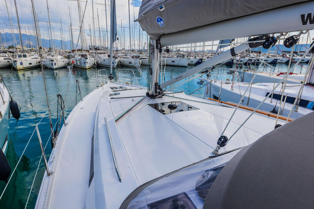 Sailing yacht 