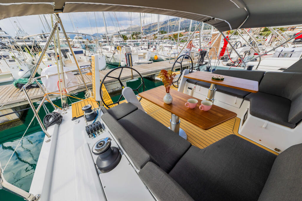 Sailing yacht 