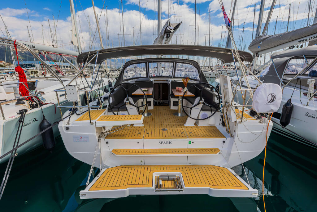 Sailing yacht 