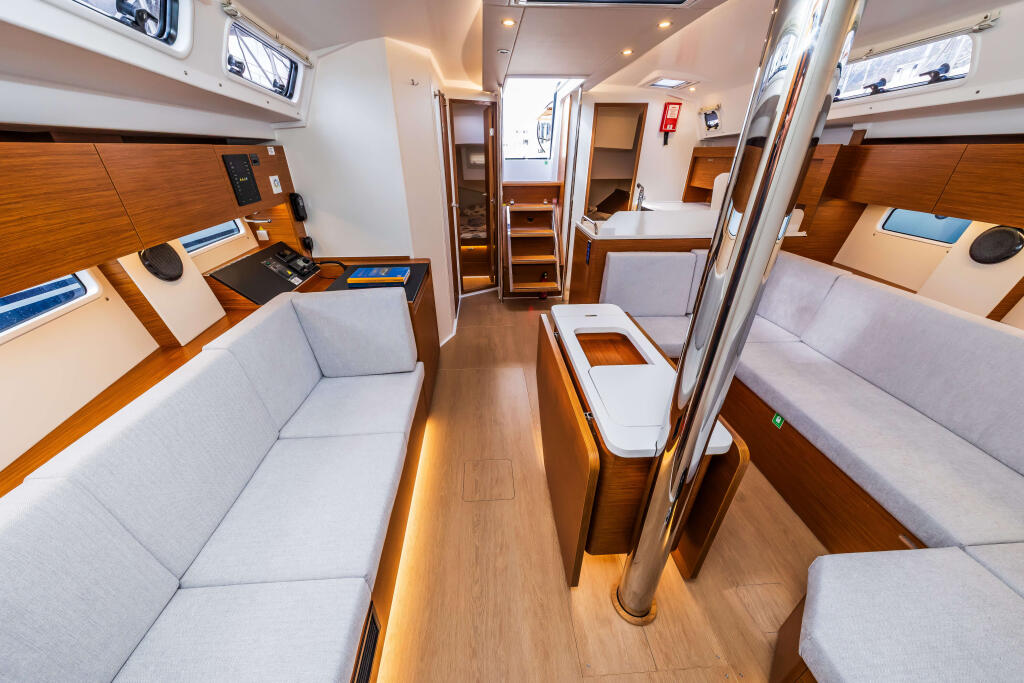 Sailing yacht 