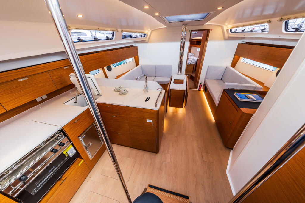 Sailing yacht 