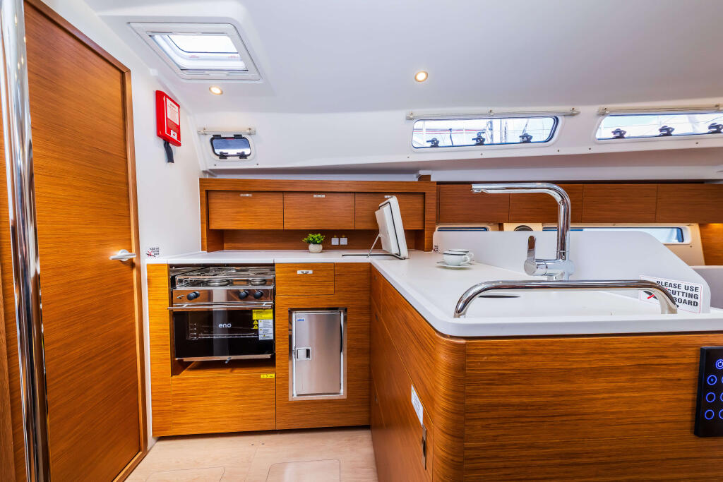Sailing yacht 