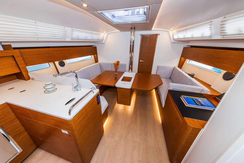 Sailing yacht 
