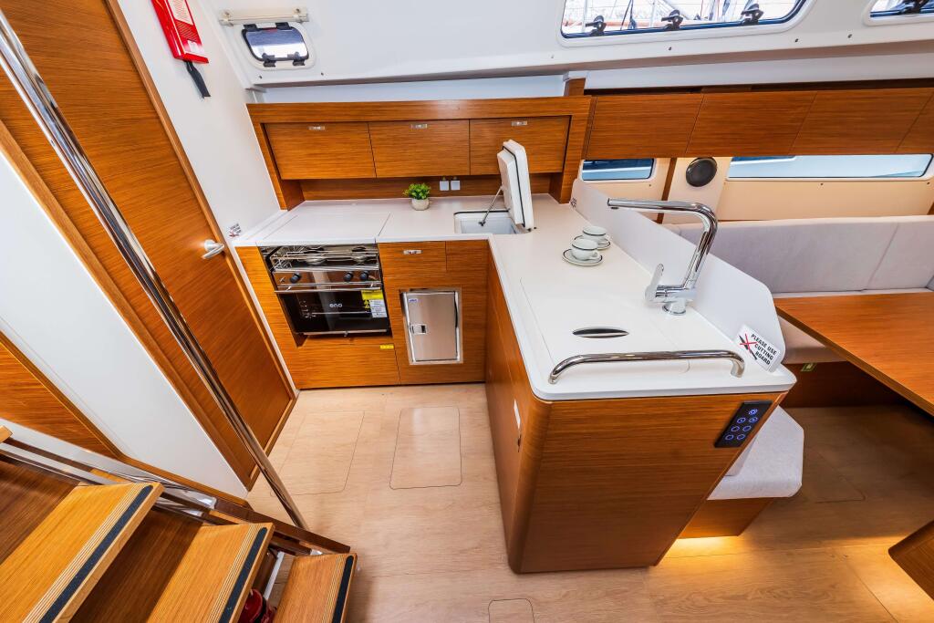 Sailing yacht 