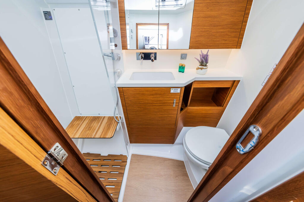 Sailing yacht 