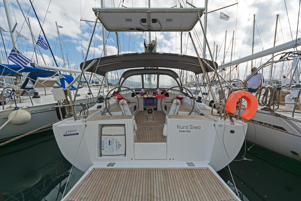 Sailing yacht 