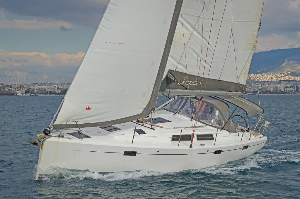 Sailing yacht 