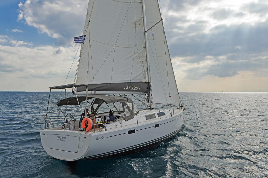 Sailing yacht 