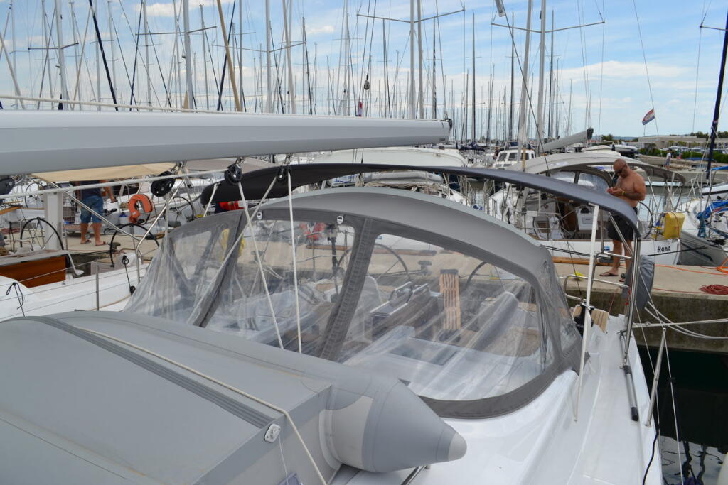 Sailing yacht 