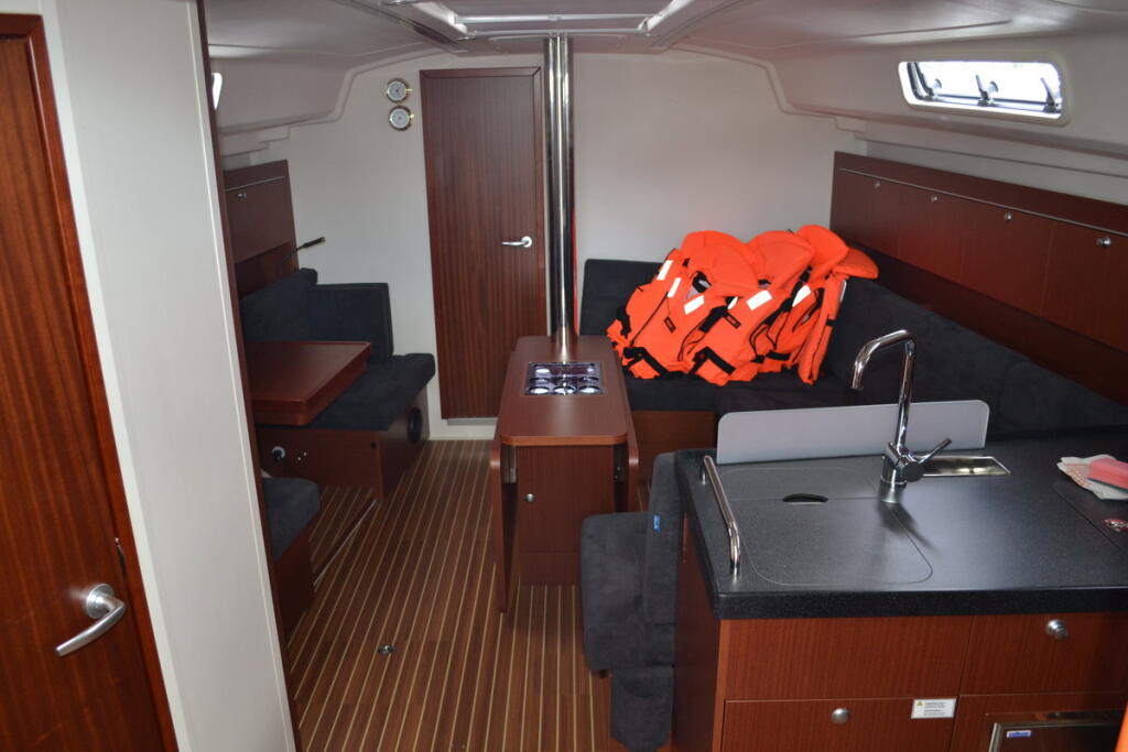 Sailing yacht 
