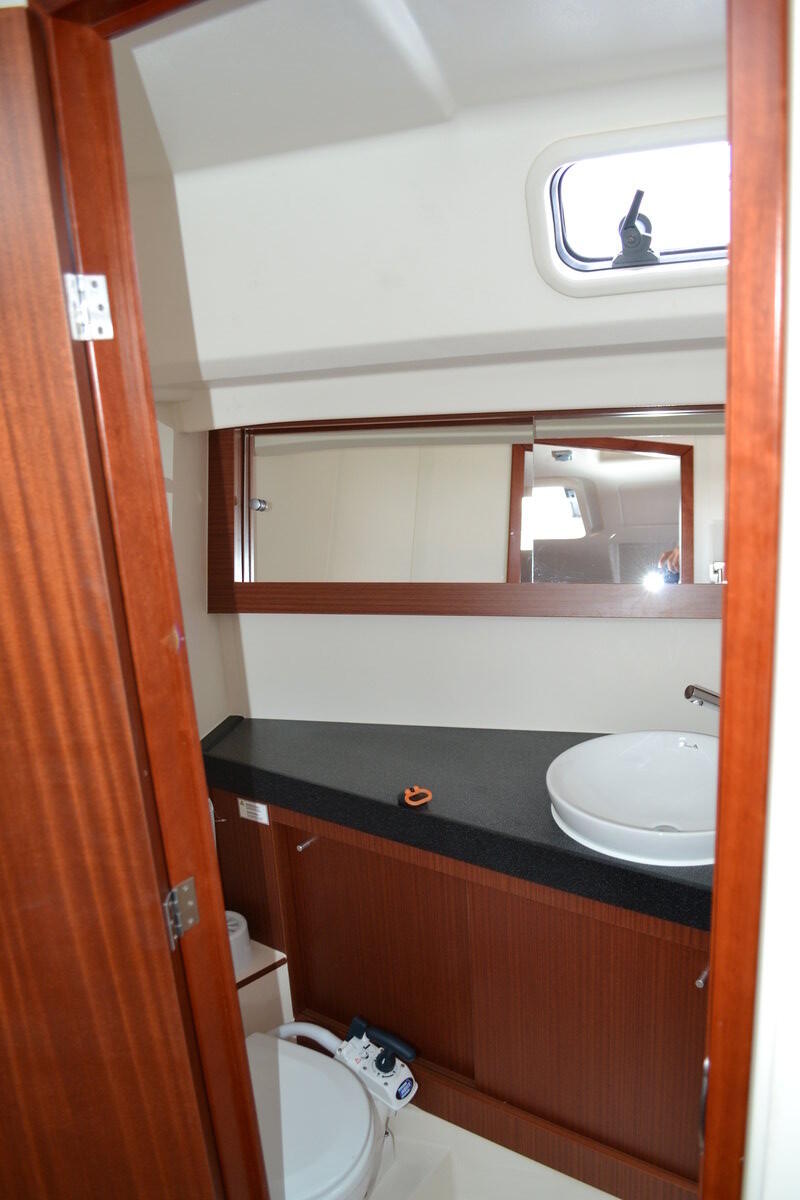 Sailing yacht 