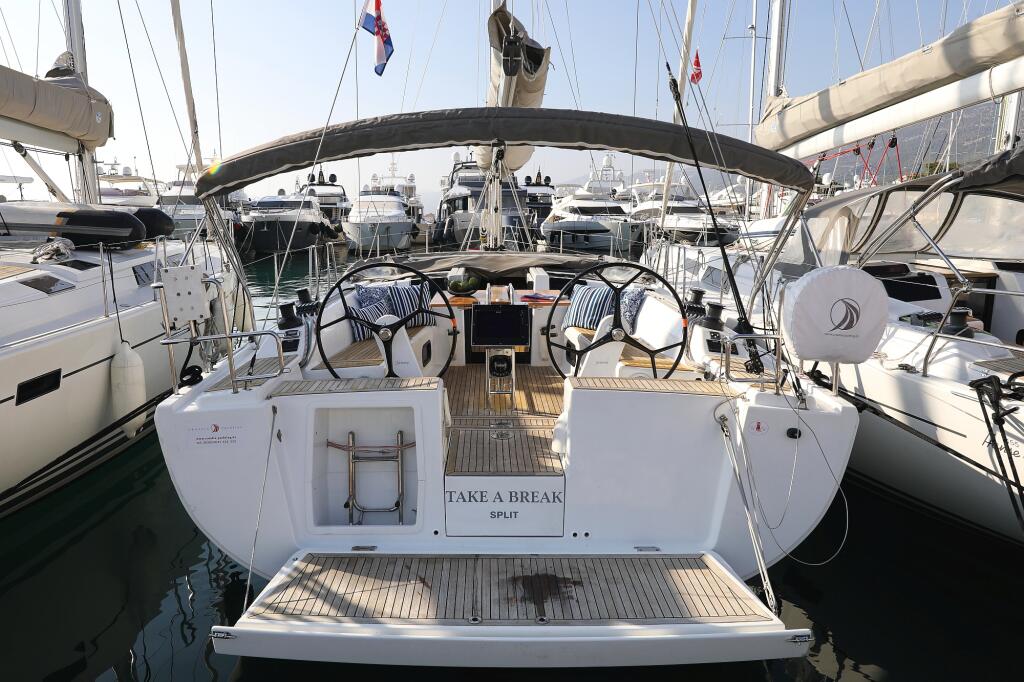 Sailing yacht 