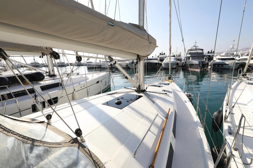 Sailing yacht 