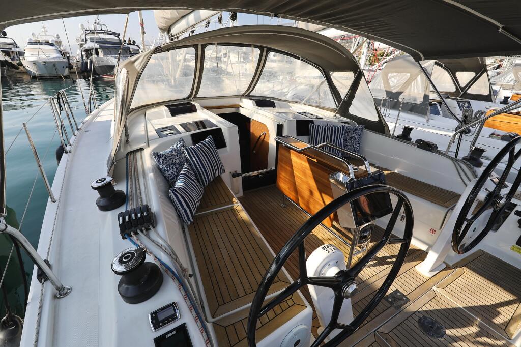 Sailing yacht 