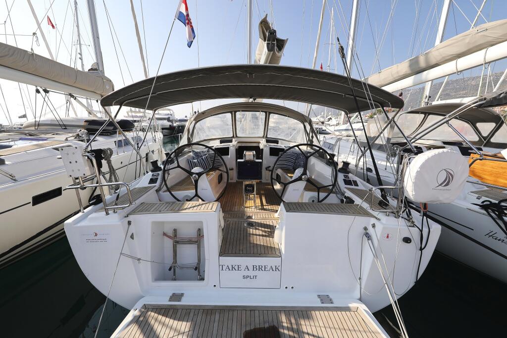 Sailing yacht 