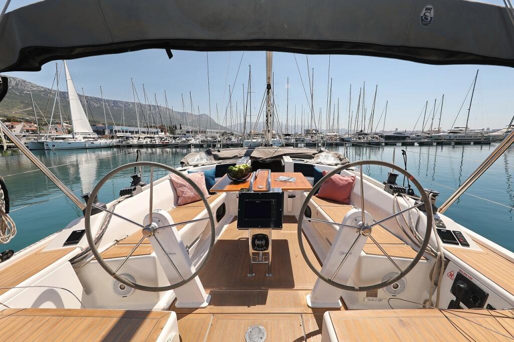 Sailing yacht 