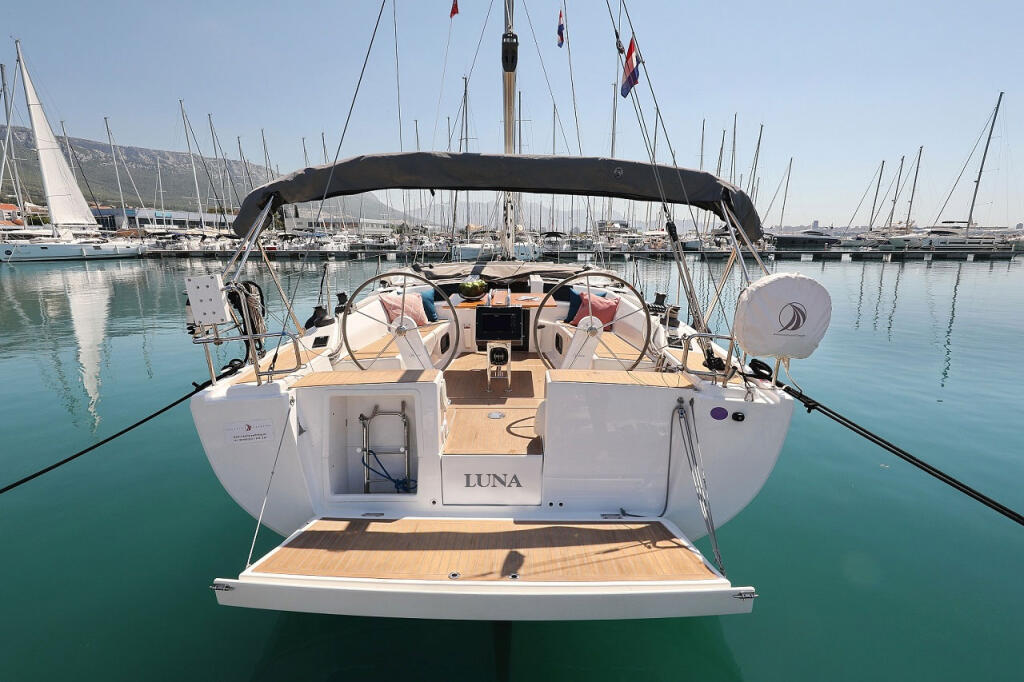 Sailing yacht 