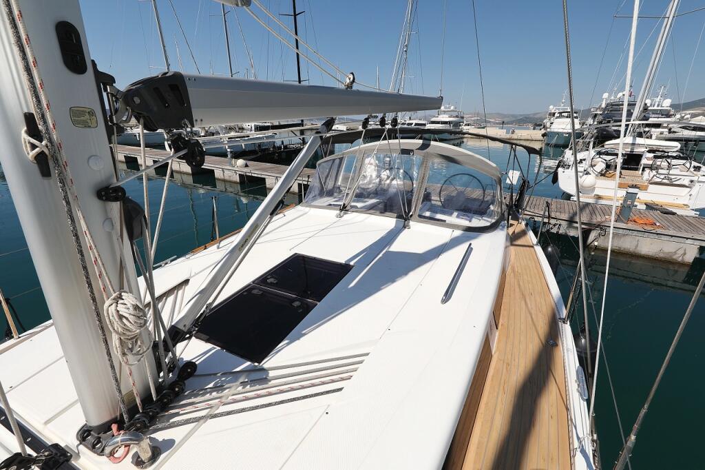 Sailing yacht 