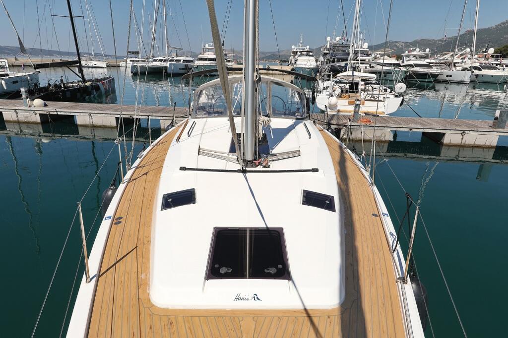 Sailing yacht 
