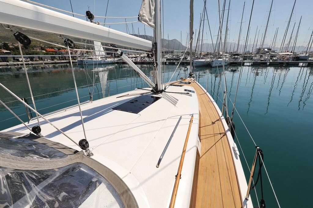 Sailing yacht 