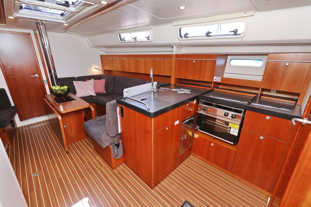 Sailing yacht 