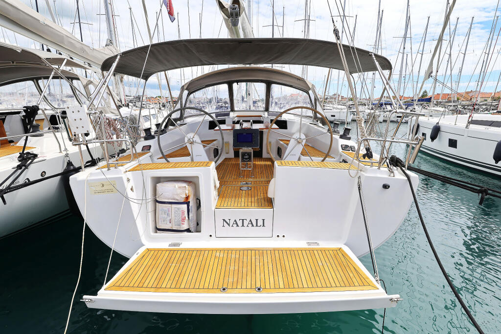 Sailing yacht 