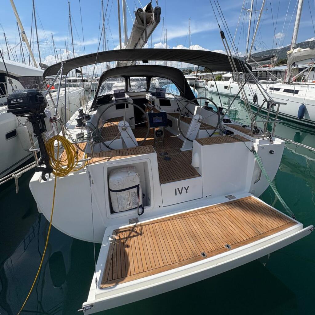 Sailing yacht 