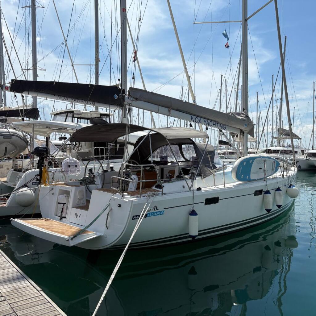 Sailing yacht 