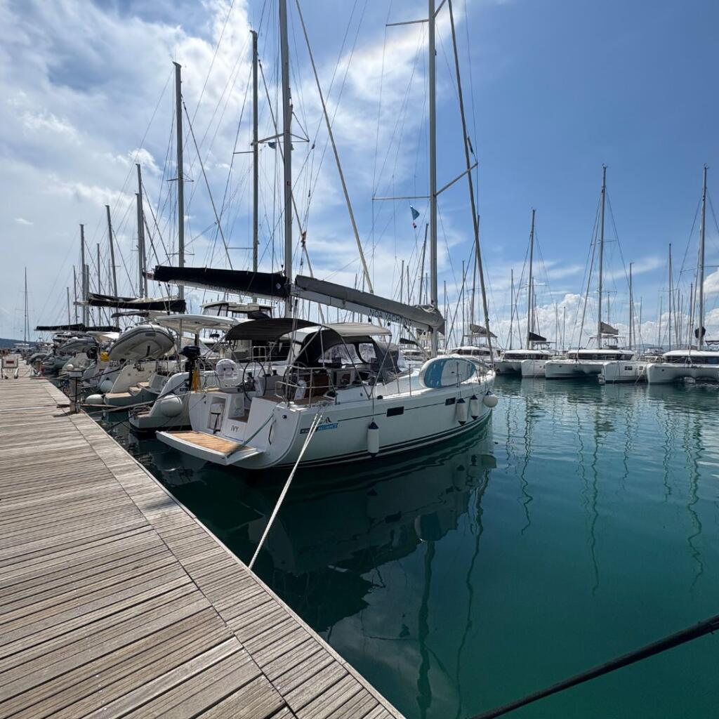 Sailing yacht 