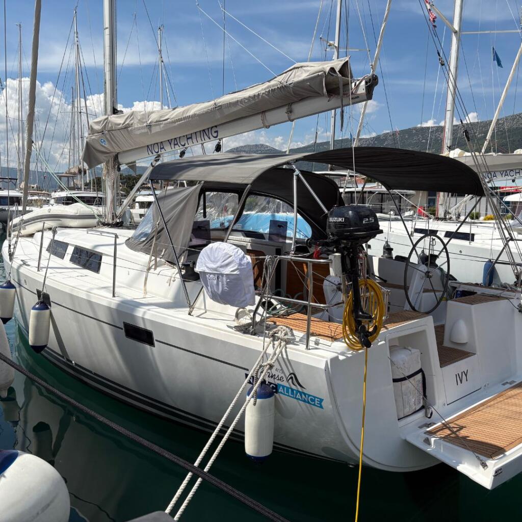 Sailing yacht 