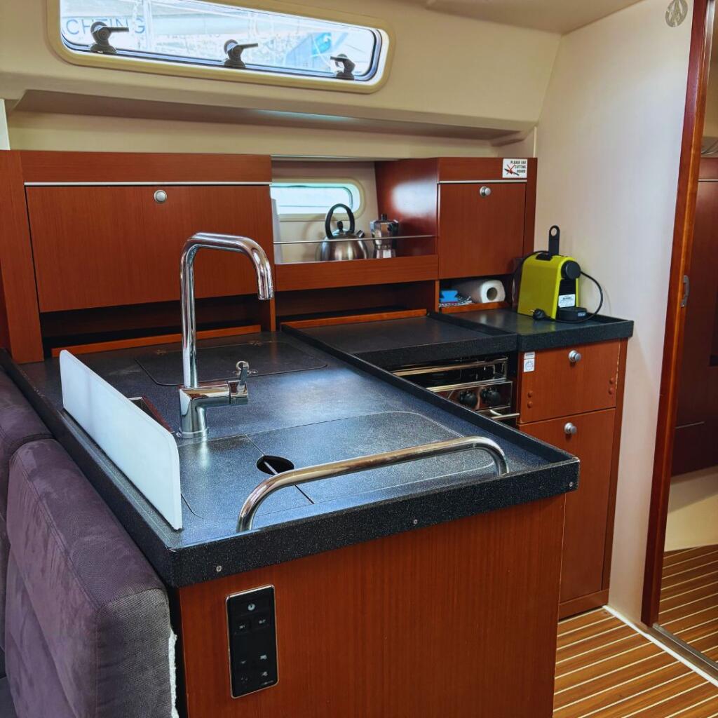 Sailing yacht 