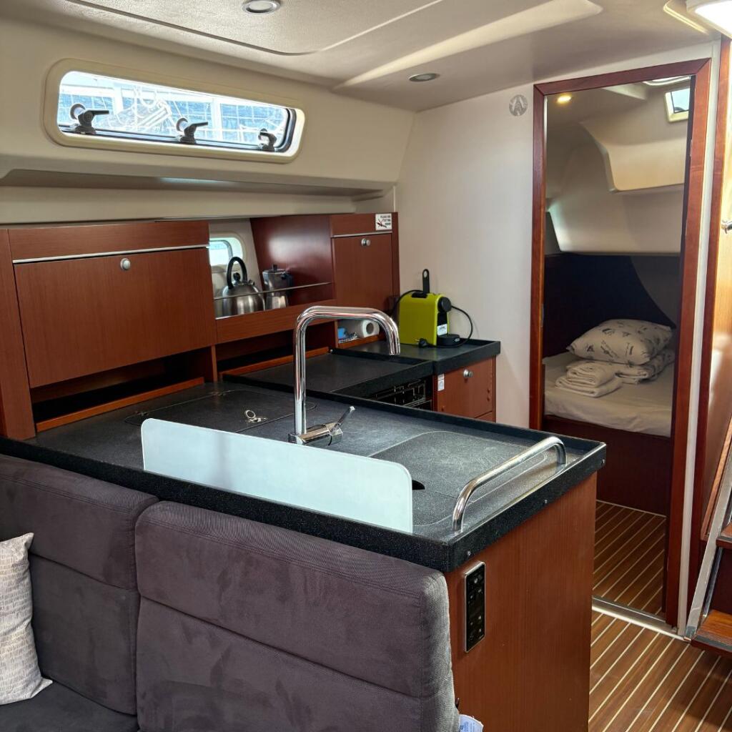 Sailing yacht 
