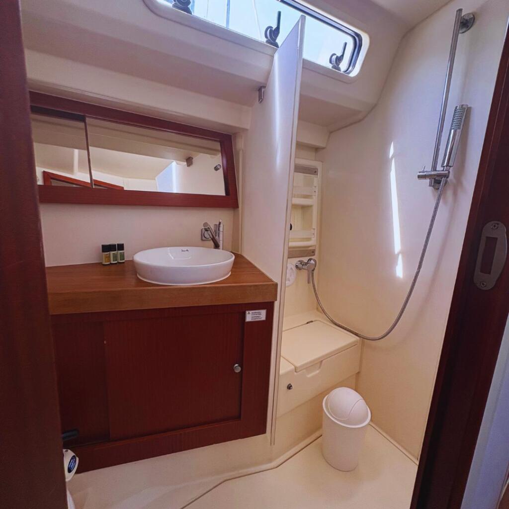 Sailing yacht 