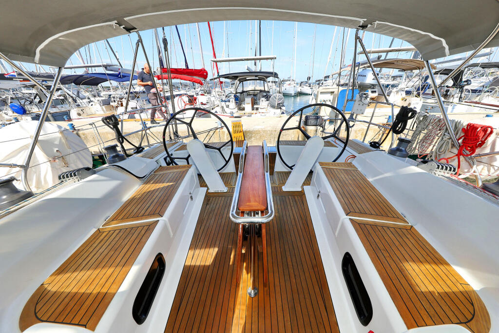 Sailing yacht 