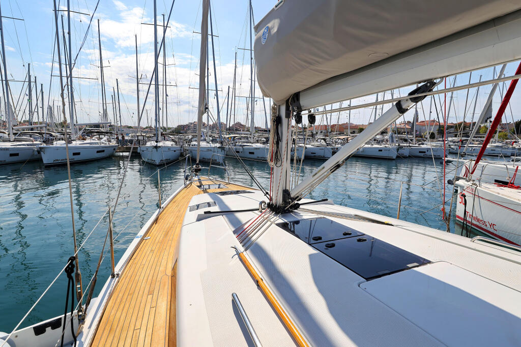 Sailing yacht 