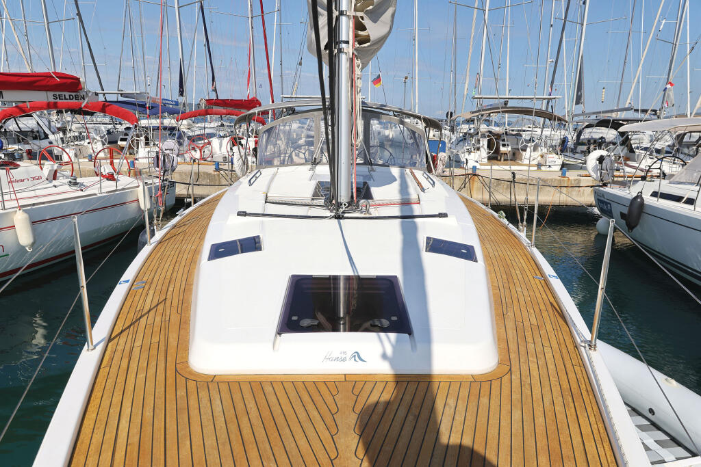 Sailing yacht 