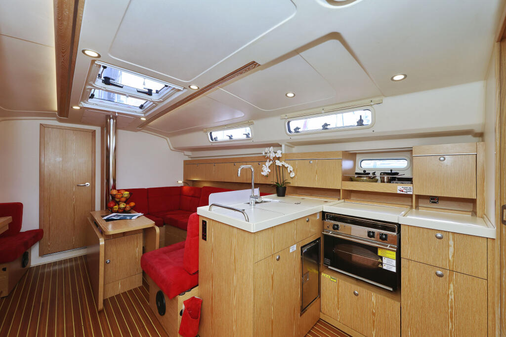 Sailing yacht 
