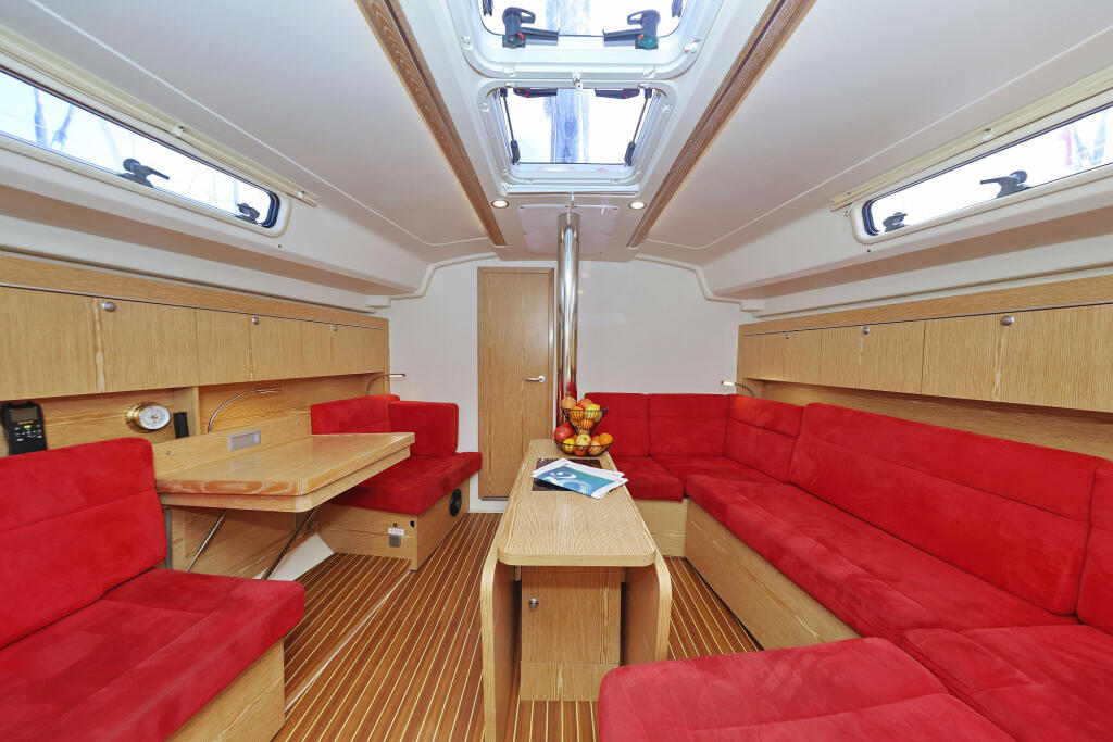 Sailing yacht 