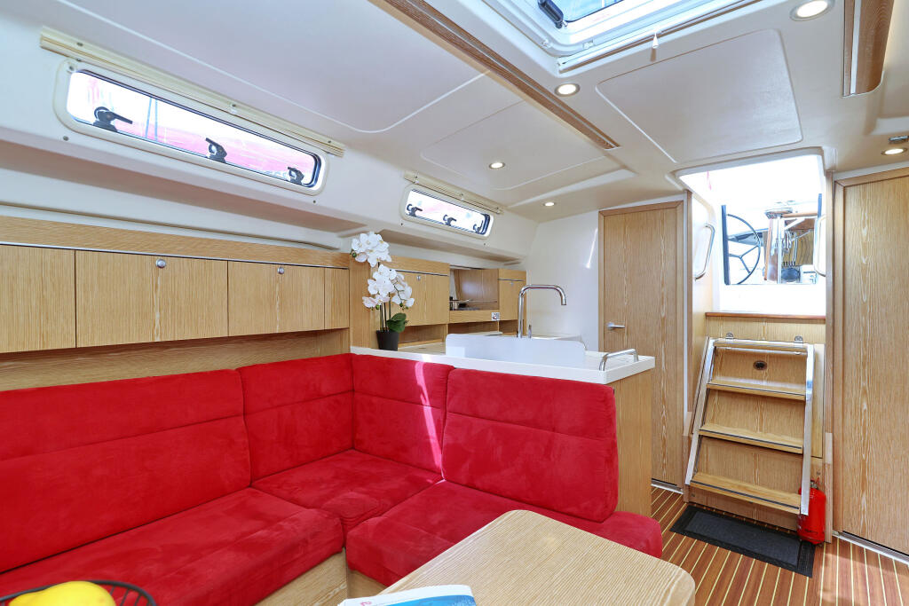 Sailing yacht 