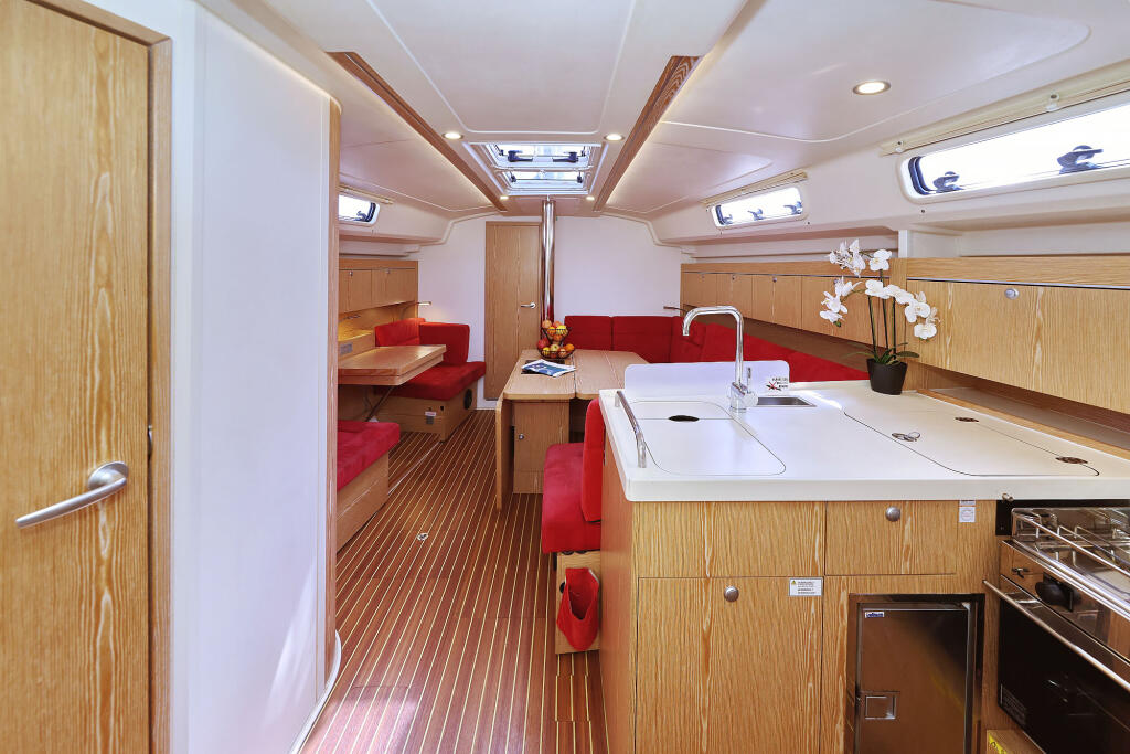 Sailing yacht 