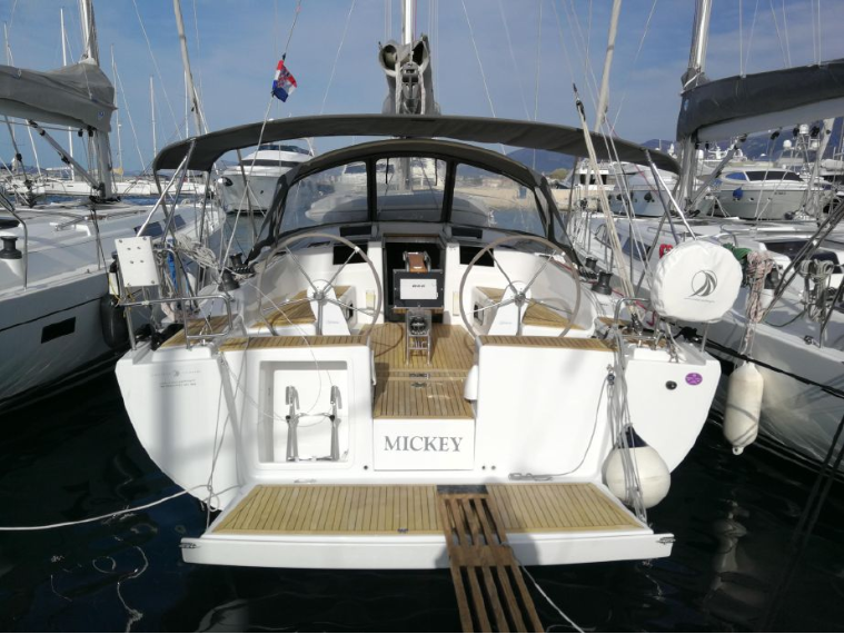 Sailing yacht 