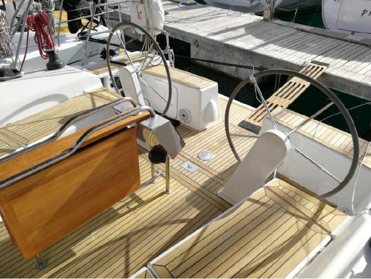 Sailing yacht 