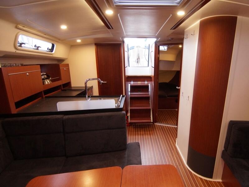 Sailing yacht 