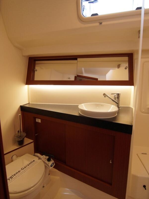 Sailing yacht 