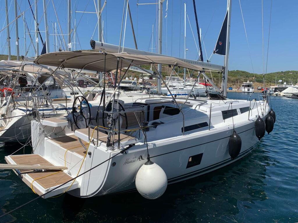 Sailing yacht 