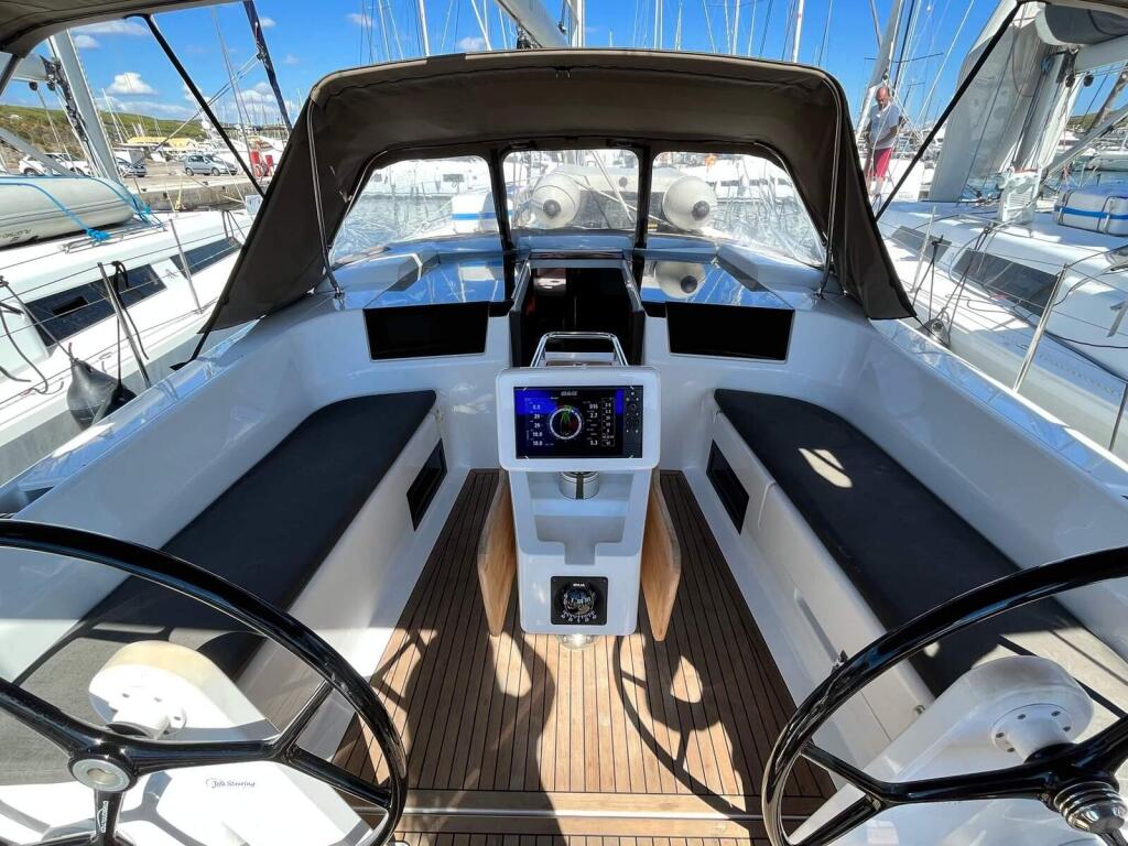 Sailing yacht 