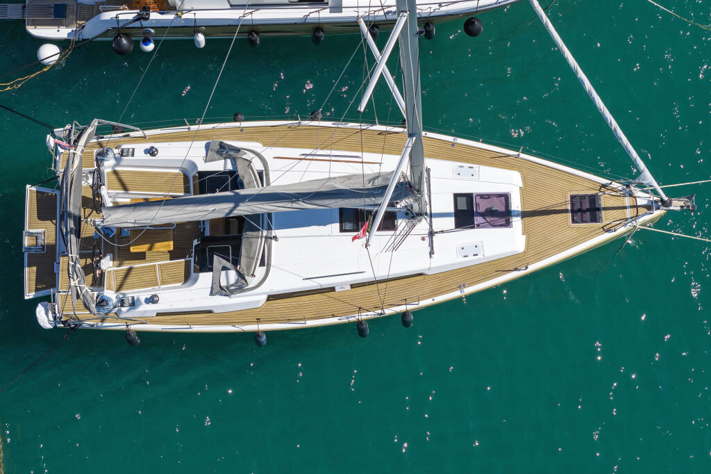 Sailing yacht 
