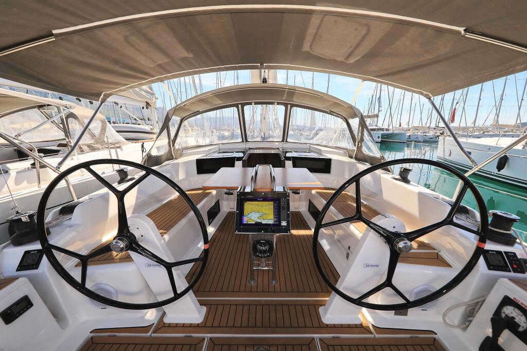 Sailing yacht 
