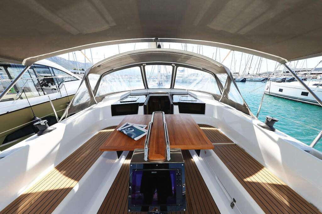 Sailing yacht 
