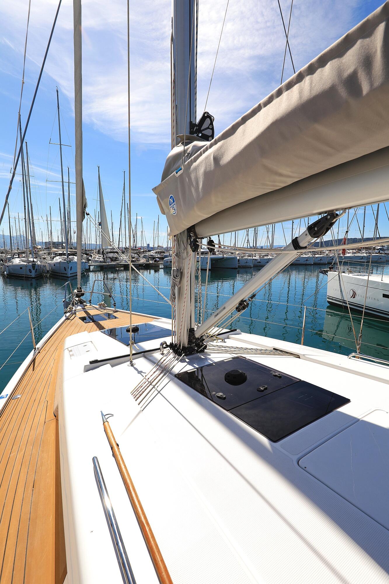 Sailing yacht 